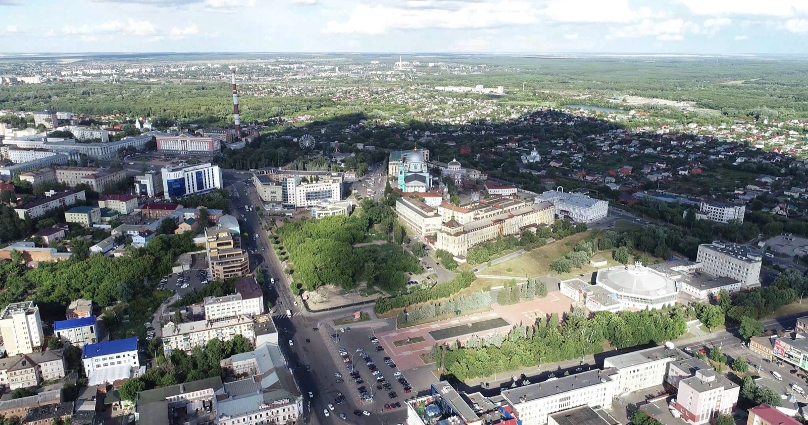 Исторический центр Курска с высоты, в центре кадра — Знаменский собор